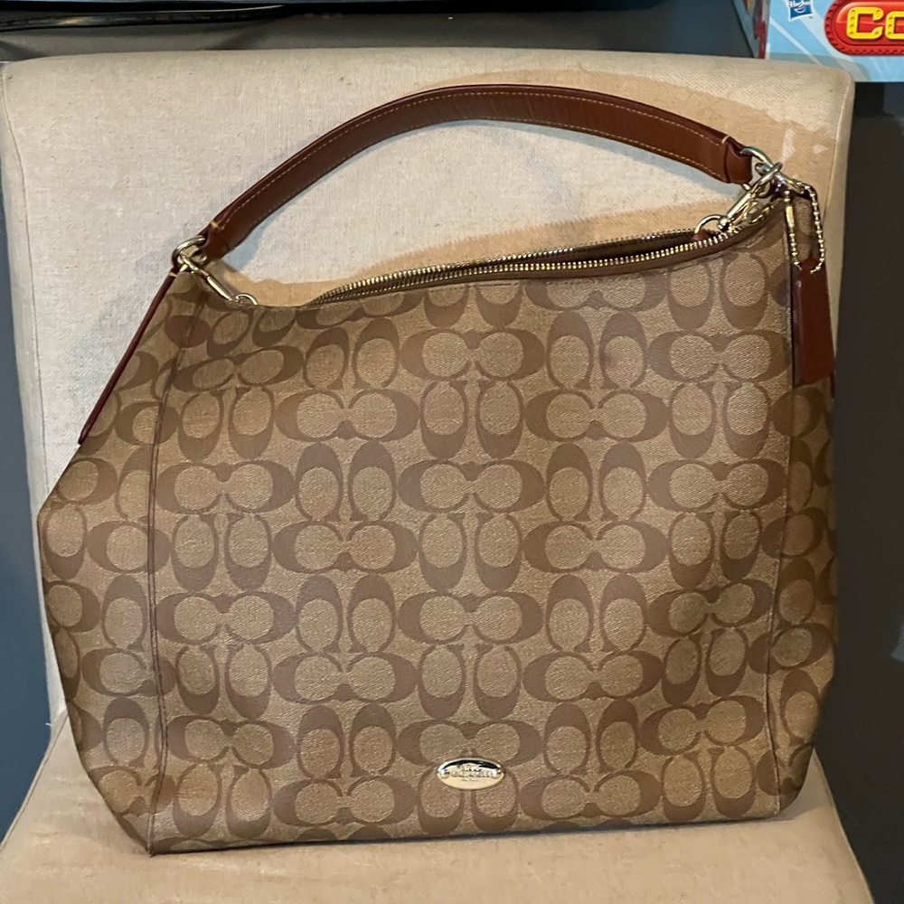 Medium coach bag!! Come with a shoulder strap and crossbody strap!!! Great bag !